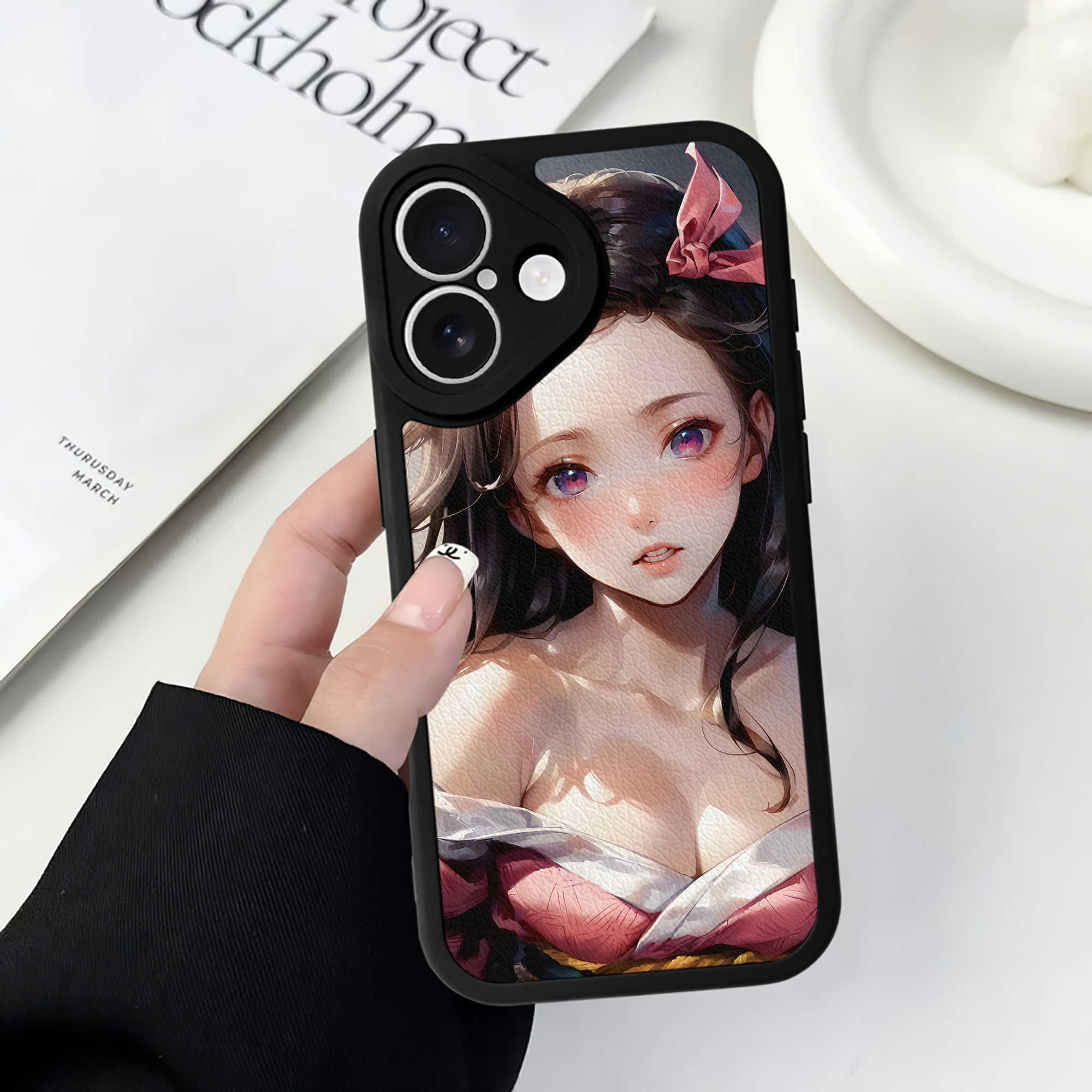 （画像用） 鬼滅の刃（きめつのやいば）竈門 禰󠄀豆子／かまど ねずこ Kamado Nezuko 【iPhone 16シリーズ対応】シリコンスマホケース（レザー調） 材質：シリコン